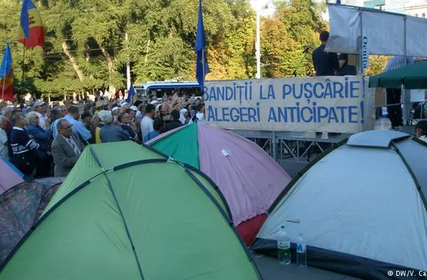 Încă o noapte de proteste la Chișinău. Numărul corturilor crește. Guvernul acceptă tratative