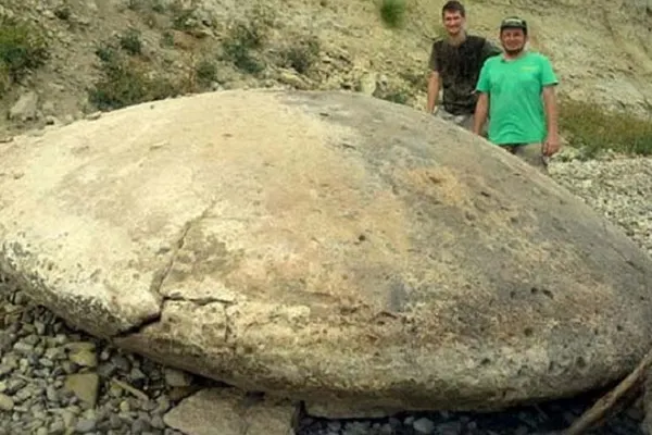 Discuri uriașe de piatră au fost găsite în Rusia, într-o zonă cu fenomene paranormale