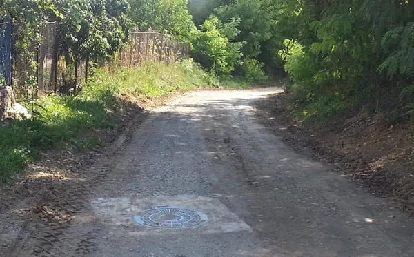 Păţania unui clujean care a căzut într-o gaură de canal nesemnalizată. A ieşit singur, dar...