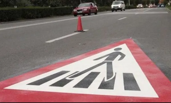 Accident grav în Iaşi. Un pieton, lovit de o maşină pe trecerea de pietoni