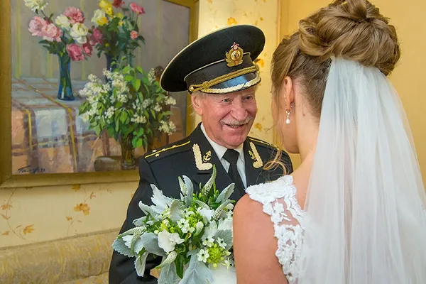 Primele poze de la nunta celui mai bătrân actor din Rusia. Cum arată soţia lui. Esta atât de tânără