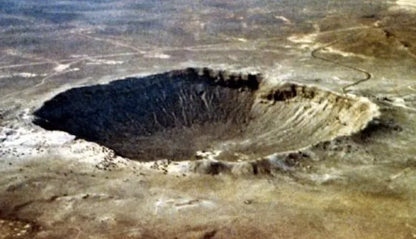 Un crater uriaș apărut în Rusia crește văzând cu ochii. Semn apocaliptic?