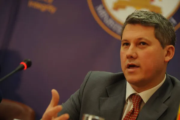 Predoiu cere demisia lui Bănicioiu "pentru degringolada cu cardul de sănătate"