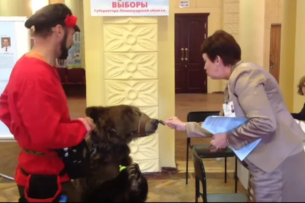 VIDEO. Doar în Rusia se poate aşa ceva! Un bărbat a venit cu un urs la secția de votare