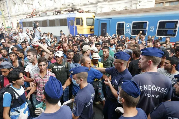 Criza refugiaţilor. Ceartă cu bătaie într-o tabără de refugiaţi din Germania. 14 răniţi