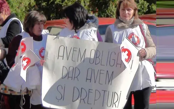 Medicii ies în stradă. 1500 de doctori și asistente cer salarii ”decente”, în fața Guvernului
