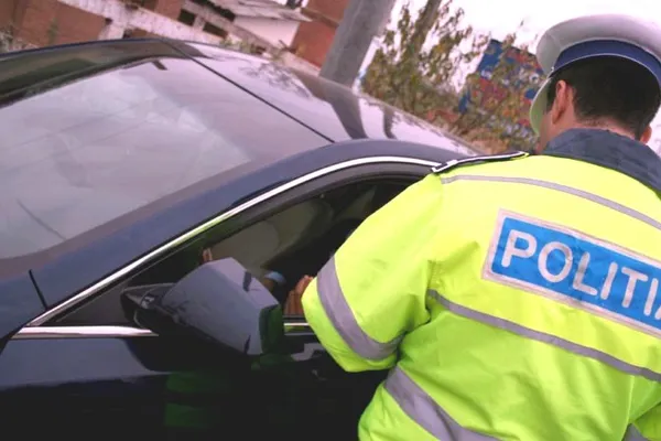 Pericol pe șosele. Ce au găsit polițiștii într-o mașină care părea că circulă fără șofer