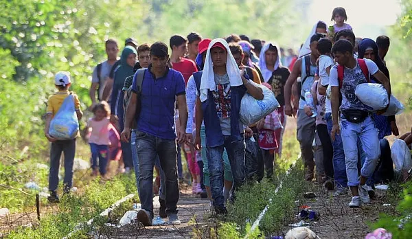 Criza refugiaţilor. Ungaria va crea un culoar prin care imigranţii să meargă spre Germania