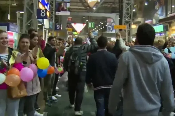 Aproape 8.000 de refugiaţi, primiţi cu căldură în Germania. Mulţimea i-a aplaudat
