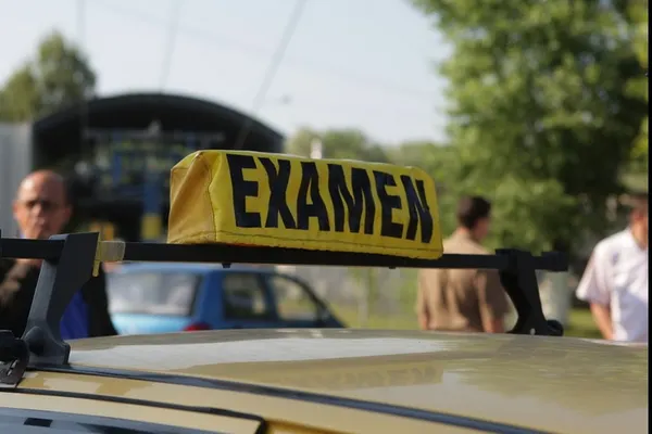 O măicuță se prezintă la examenul pentru permisul auto. Ce descoperă polițiștii la proba practică