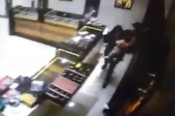 Ce au văzut proprietarii unui magazin pe camerele de înregistrare. Nici polițiștii nu se așteptau