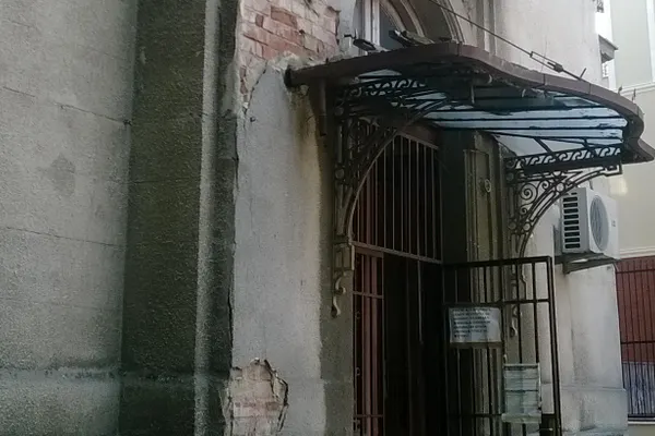 Imagini care îţi provoacă silă! Bucureştenii care se duc să-şi ridice cardul de sănătate, umiliţi