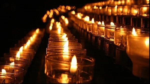 Sute de persoane aprind lumânări la biserica unde este depus trupul oplimpicei din Galaţi