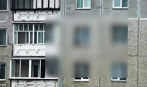 Ce au surprins trecătorii la etajul opt al unui bloc? Pietonii au încremenit