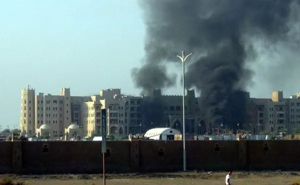 Explozii la un hotel din Yemen. Clădirea găzduia oficiali din Guvern: 15 morți