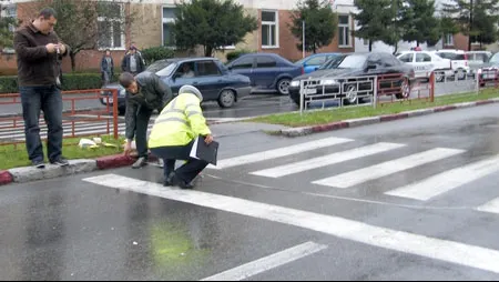 Accident grav. O bătrână de 97 de ani, lovită de o maşină pe trecerea de pietoni