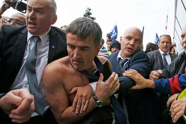 Proteste violente la Air France: șapte persoane au fost rănite