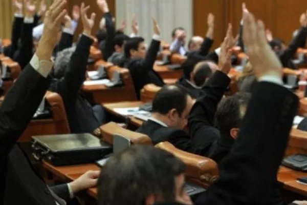 Deputații mai fac un cadou, în prag de an electoral. Pensii speciale pentru aleșii locali