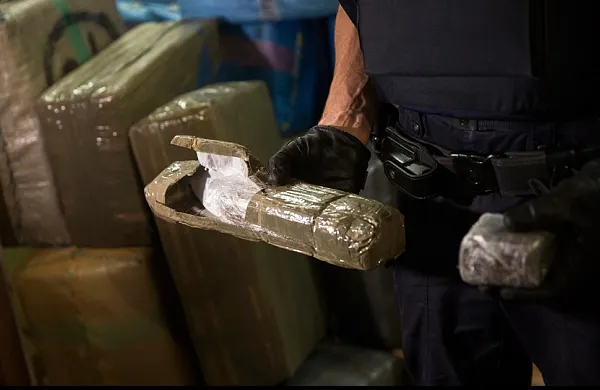 Traficanți prinși de polițiști în timp ce ridicau un colet de 4 kg de canabis