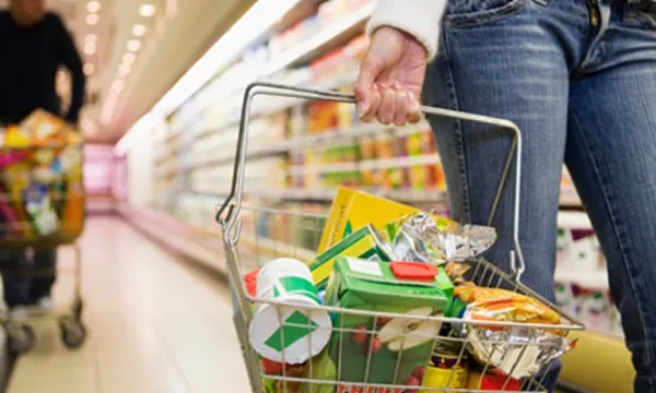 Rata inflației a scăzut, românii cu venituri reduse fac față tot mai greu. Ce produse de primă necesitate s-au scumpit - date INS