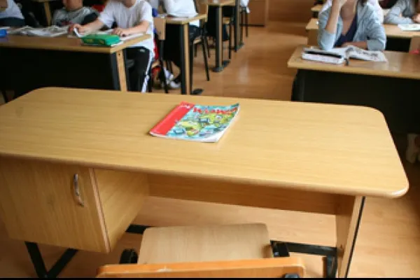 Focar de oreion în Suceava. Peste 50 de elevi, în carantină
