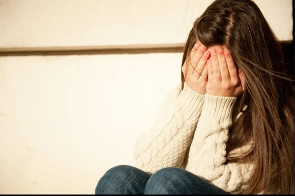 A violat o fată de 12 ani, apoi și-a tăiat organul sexual. Explicația dată polițiștilor e șocantă