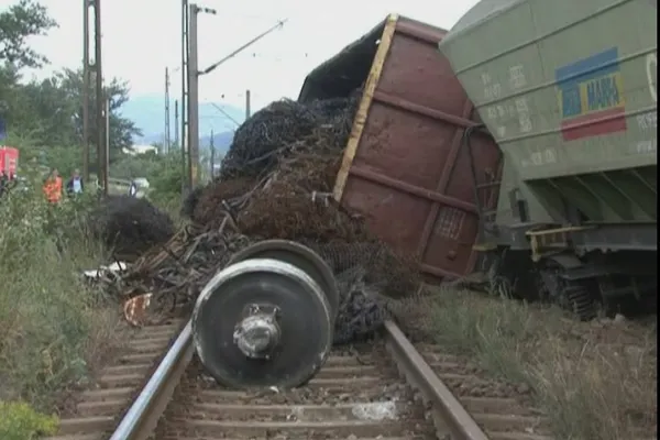 Trafic feroviar blocat între Câmpia Turzii și Cluj! Un tren cu motorină s-a răsturnat!