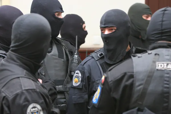 Percheziții de amploare la o mare firmă de pază. La acțiune participă 50 de polițiști