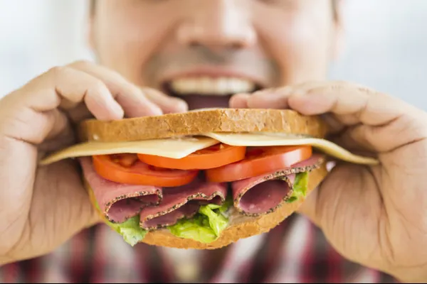 Cele mai toxice alimente pe care le pun oamenii în sandwich-uri. Trebuie evitate cu orice preț
