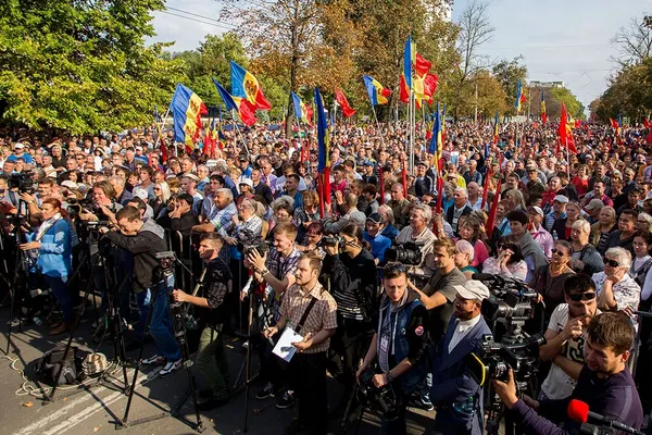 Protest masiv la Chișinău. Zeci de mii de oameni împotriva guvernului