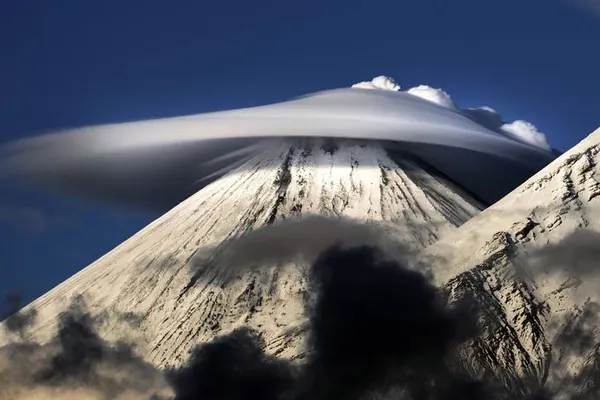 GALERIE FOTO Imagini bizare cu „norii OZN” care au acoperit munții din Rusia