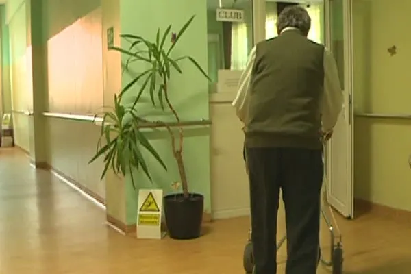Bătrânii României, uitaţi de Guvern. Liste de aşteptare pentru un loc la un cămin