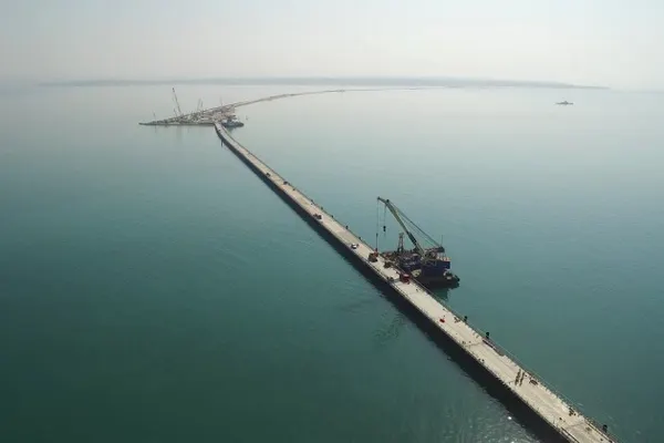 Ruşii se grăbesc. Au construit un pod tehnic care leagă Rusia de Crimeea