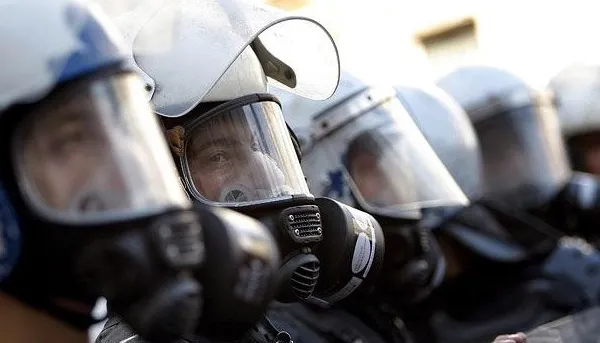 Poliția muntenegreană a tras cu gaze lacrimogene în protestatari antiguvernamentali