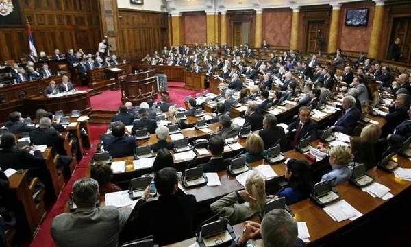 Noi proteste în Parlamentul din Kosovo față de acordul cu Serbia. Două deputate au leșinat