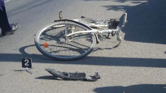 VIDEO. Incredibil. Un tânăr biciclist, lovit de un tren de mare viteză, a scăpat cu viaţă