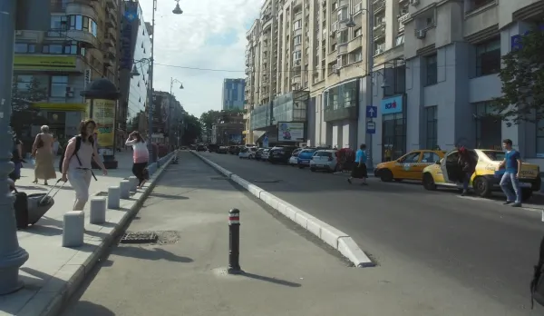 Membrii unor ONG-uri: Stâlpii instalaţi pe Calea Victoriei sunt un adevărat pericol pentru pietoni