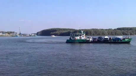 Zeci de moldoveni, blocaţi pe bac între Moldova şi Ucraina