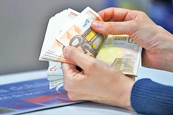 Guvernul sare în ajutorul românilor care au credite în valută