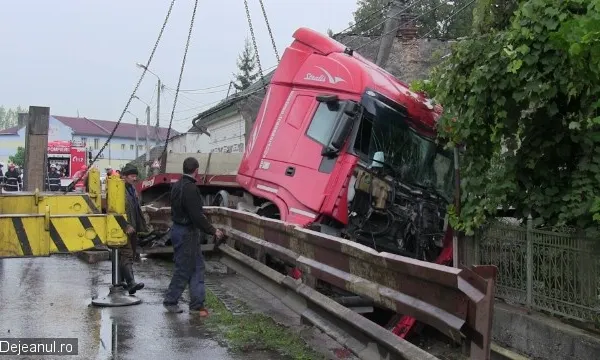 A intrat cu TIR-ul în curtea unei case. Ce au găsit polițiștii când au ajuns la locul accidentului