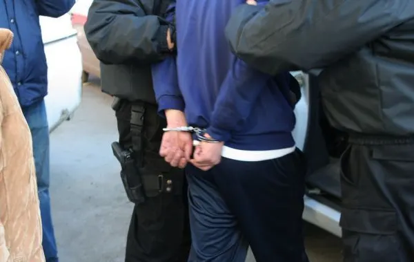 Bătrân acuzat că întreținea relații sexuale cu minore. Ce au găsit polițiștii în calculatorul său