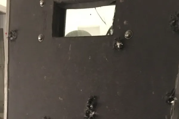 FOTO șocant: Cum arată scutul polițiștilor după schimbul de focuri cu teroriștii din Bataclan