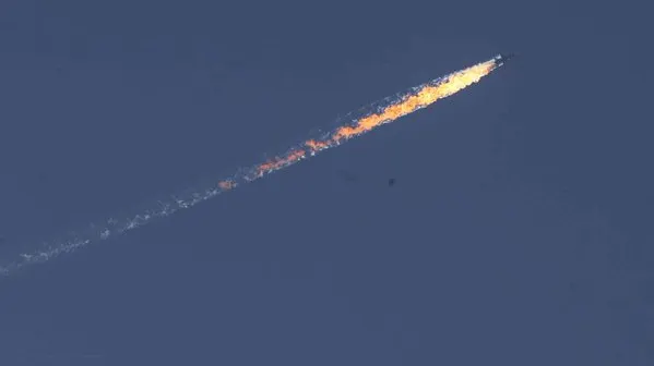 Turcia a doborât un avion rusesc la granița siriană. Putin, furios. NATO: Suntem solidari cu Turcia