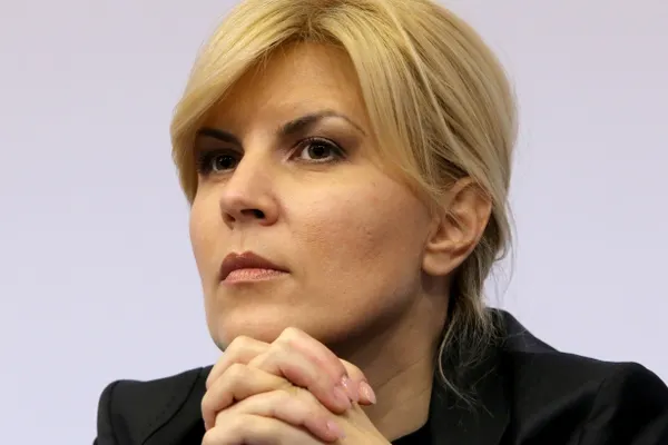 Foto de senzaţie. Cu ce pantofi a venit Elena Udrea în faţa judecatorilor