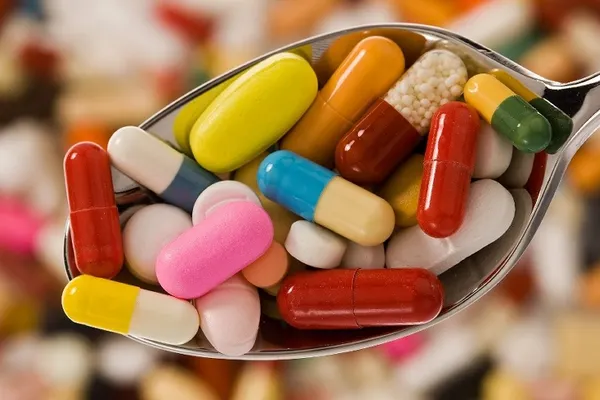 Cele mai periculoase combinaţii de medicamente şi alimente