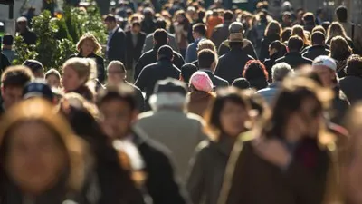Românii, tot mai puţin şi mai bătrâni. Trăiesc în cele mai mici case din Uniunea Europeană