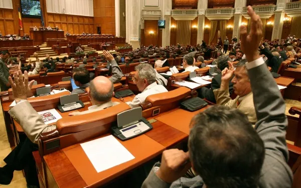 Legea privind pensiile speciale pentru aleşii locali, adoptată tacit de Camera Deputaţilor