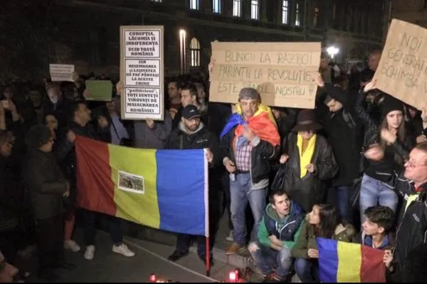 Ce mesaje scandează românii la protestele din Bucureşti şi din ţară