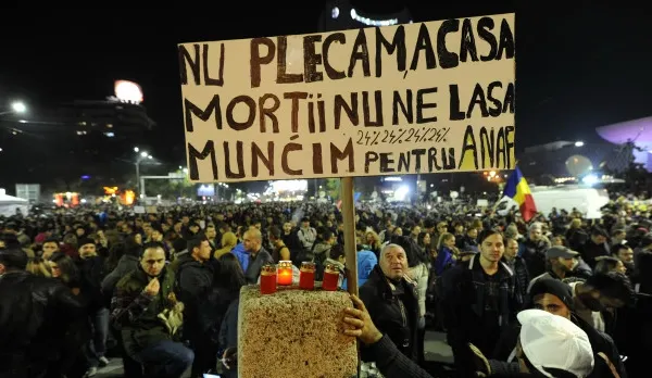 A cincea seară de proteste: aproximativ 3.000 de persoane au ieșit în Piaţa Universităţii