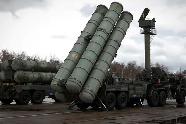Rusia își întărește capacitățile militare în Siria. Rachete S-400, trimise la baza Hmeymim